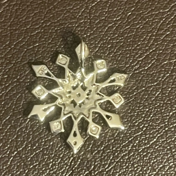 OTC 925 Snowflake Pendant - Picture 4 of 5